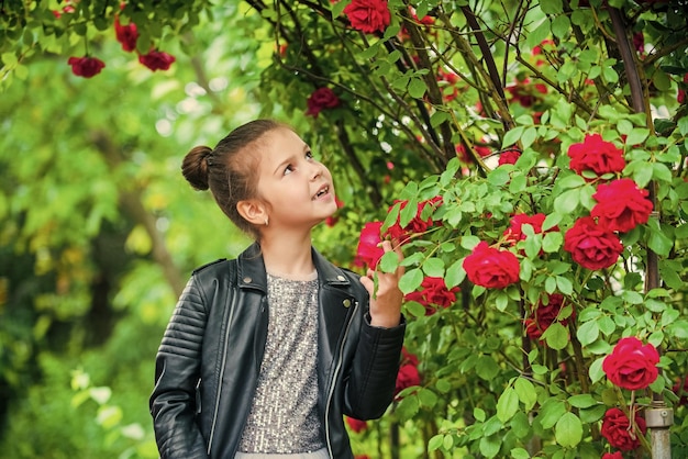 Beste dag ooit vrouwelijke mode salon kleine schoonheid in bloeiende tuin park jasmijn bloem mooie prom koningin kijk als prinses bruidsmeisje jeugd geluk meisjes feestjurk