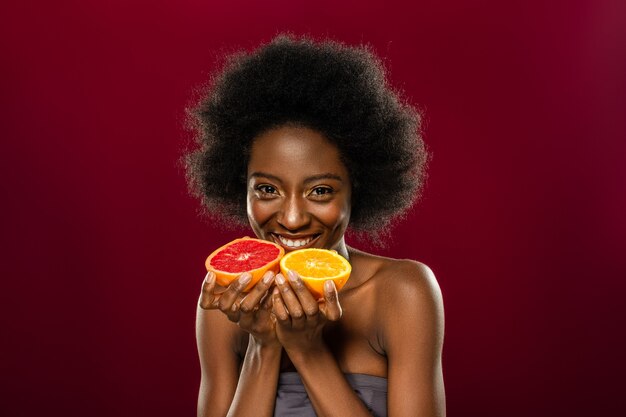 Beste gezonde voeding. Vrolijke aardige vrouw met sappige citrusvruchten tijdens het poseren voor een foto