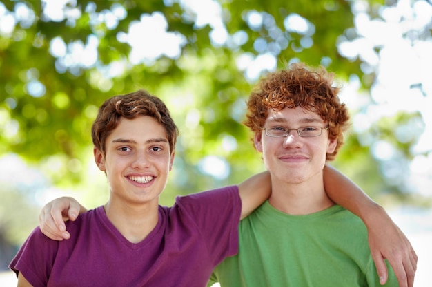 Foto beste maatjes voor altijd portret van twee jongens in een vriendelijke omhelzing