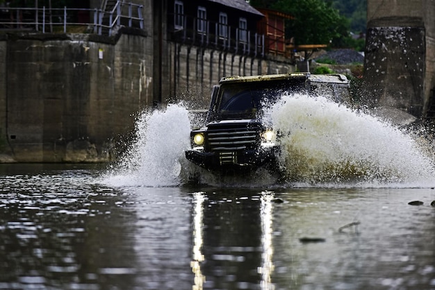 Beste off-road voertuigen. Off-road voertuig gaat op bergweg. Spoor op modder. 4x4 off-road suv-auto. 4x4 reizen trekking. Offroad auto. Safari. Safari-suv. Rally racen.