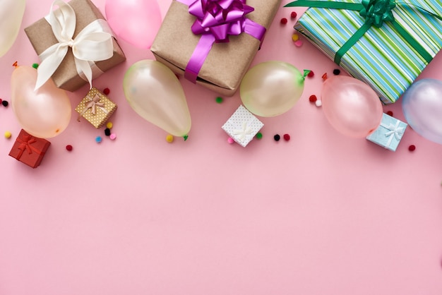 Beste verjaardagsfeestje kleurrijke ballonnen geschenkdozen en confetti