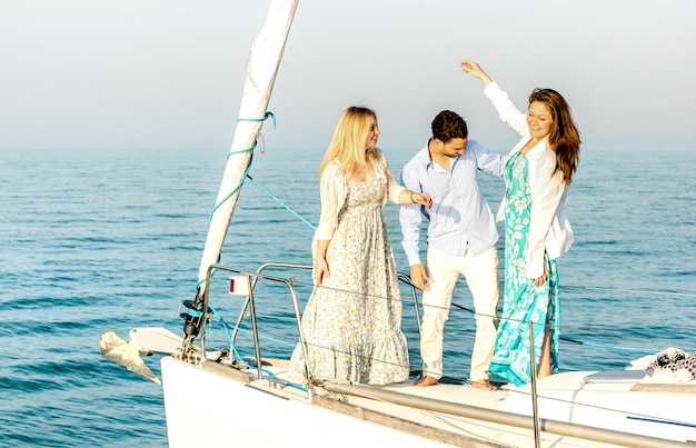 Beste vrienden dansen en plezier maken op exclusieve luxe zeilboot