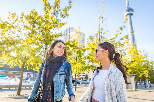 Beste vrienden die samen in Toronto lopen