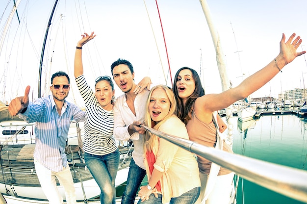 Beste vrienden die selfiestick gebruiken om foto's te maken op exclusieve luxe zeilboot