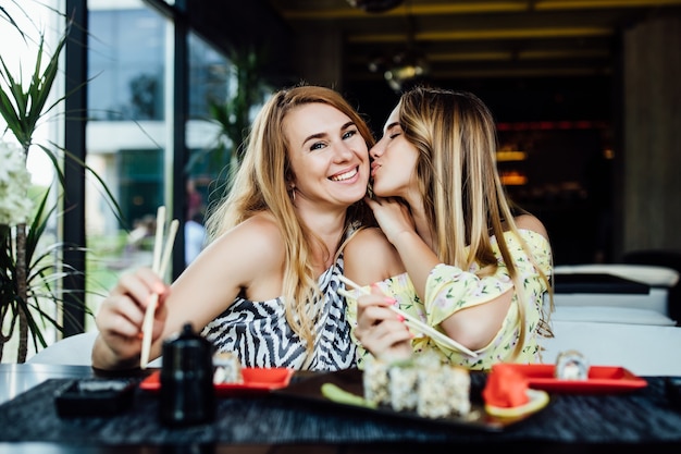 Beste vrienden in chinees restaurant op het zomerterras