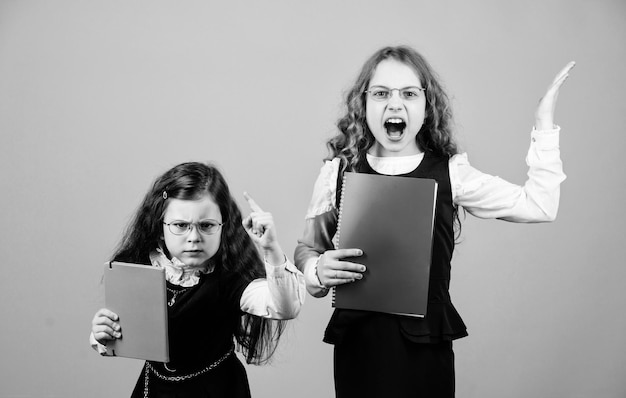 Beste vrienden sinds school huiswerk samen notitieboekje voor dagboeknotities studie les kennis en onderwijs Terug naar school kleine meisjes met papieren map Productieve samenwerking