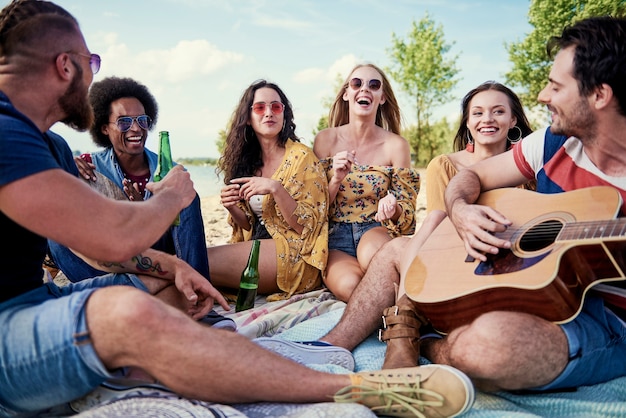 Foto beste vrienden tijdens strandfeest