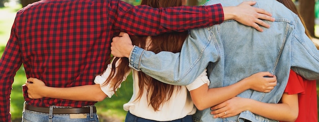 beste vrienden voor altijd. groep jonge mannen en vrouwen die samen knuffelen. vriendschap en teamwork