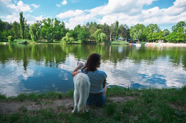 Beste vrienden, vrouw knuffelen een hond