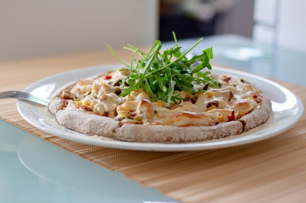 Beste zelfgemaakte veganistische pizza met zelfgemaakte kaas en rucola