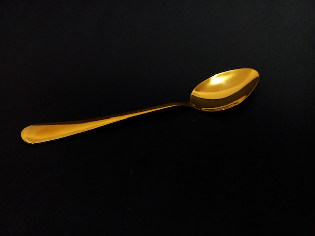 Foto bestek mes set gouden kleur met zwarte achtergrond