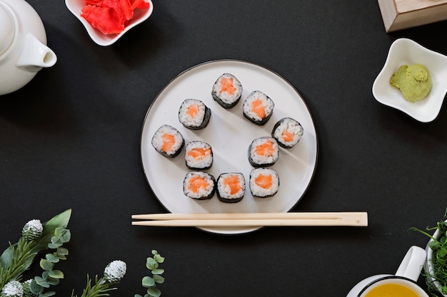 Foto bestel bezorging sushi-broodjes met japans eten terwijl u thuis in quarantaine blijft.