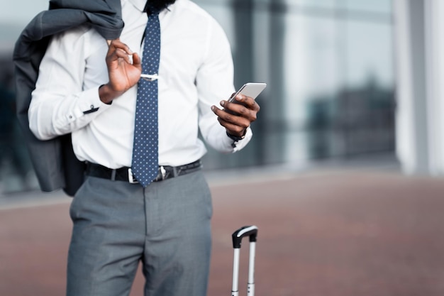 Bestel taxi zakenman met behulp van mobiele telefoon bijsnijden