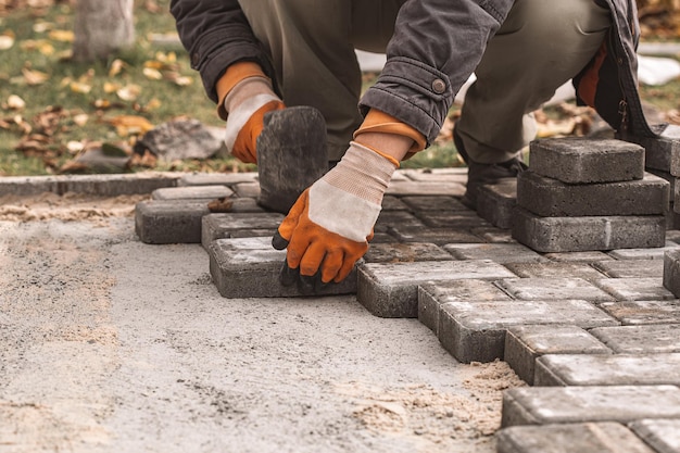 Bestrating leggen close-up Aanleg wegdek Trottoirreparatie