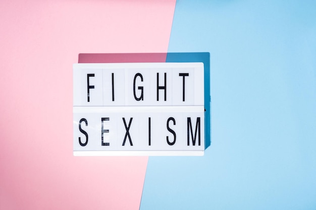 Foto bestrijd seksisme tekst op de lightbox feminisme concept bovenaanzicht