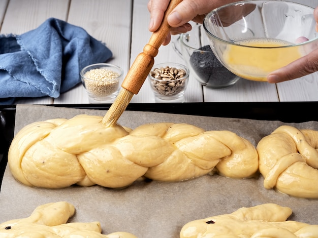 Bestrijken met boterbroodjes voor het bakken