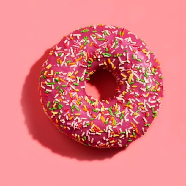 Bestrooide heerlijke donut op roze achtergrond