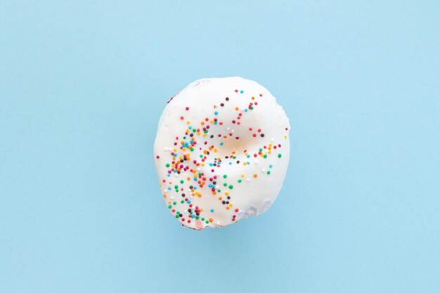 Bestrooide witte donuts op blauw