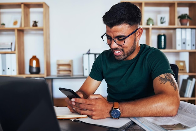 Bestudeer telefoon en ontspan met man en laptop voor onderwijs op sociale media en e-learning Werken op afstand freelancer en onderzoek met studenten die thuis browsen voor onderwijstechnologie en planning