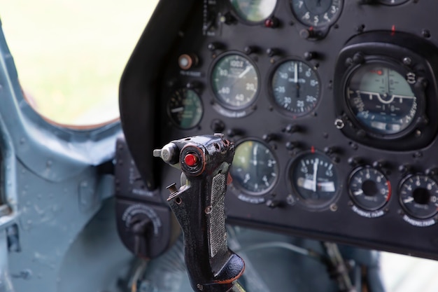 Besturingsbord van een helikopter met een joystick