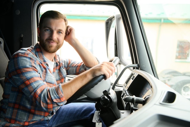 Foto bestuurder achter het stuur in vrachtwagencabine
