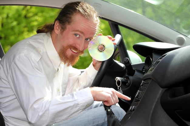 Bestuurder met cd die muziek afspeelt in de auto