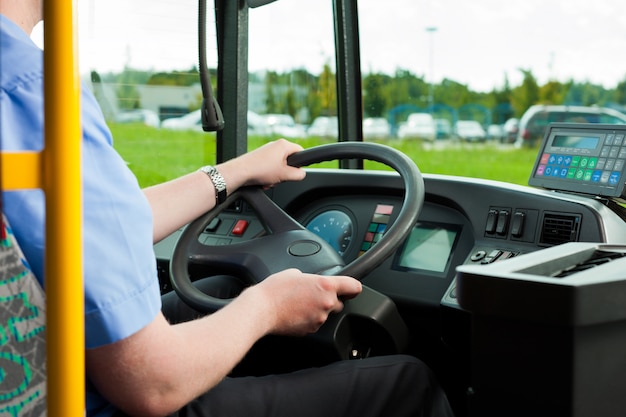 Bestuurder zit in de bus