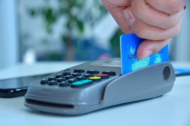 Betaal geld creditcard voor het uitgeven van geld met betaalterminal