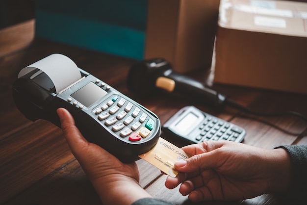 Betalen met een creditcard, producten kopen en verkopen met een creditcard-veegmachine