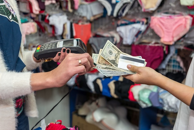 Betaling in ondergoedwinkel met creditcard en dollars