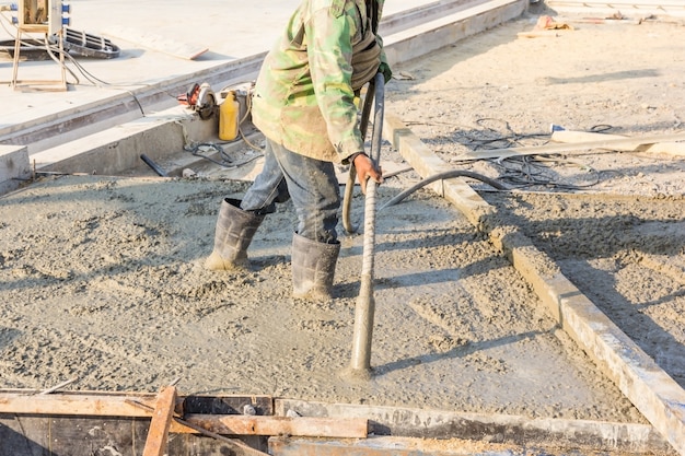 Beton gieten tijdens commerciële betonnen vloeren van gebouwen in de bouwplaats.
