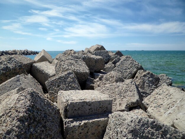 Betonblokdam Waterinlaatkanaal voor het ontzilting van zeewater Kazachstan Mangistau regio Aktau 07 mei 2021 jaar