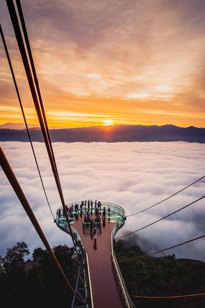 Betong Yala Thailand 2020 Talay Mok Aiyoeweng skywalk mist gezichtspunt er zijn toeristen bezochte zee van mist in de ochtend