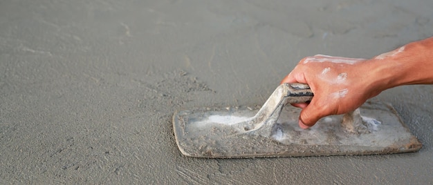 betonmix Het is de introductie van cement, steen, zand en water, evenals toegevoegde chemicaliën en andere gemengde materialen. Meng en meng samen in de gespecificeerde verhouding om een consistent beton te verkrijgen.