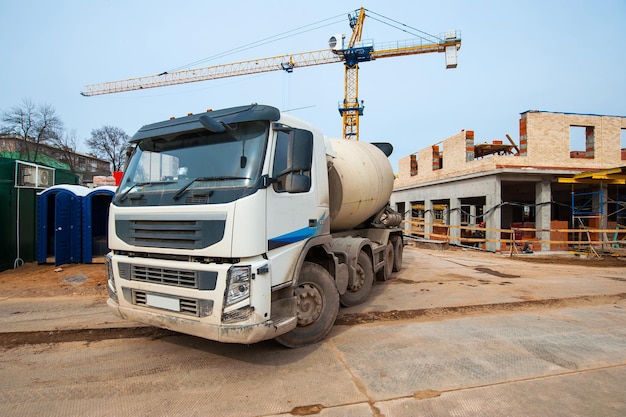 betonmixer vrachtwagen staat op bouwplaats in de winter