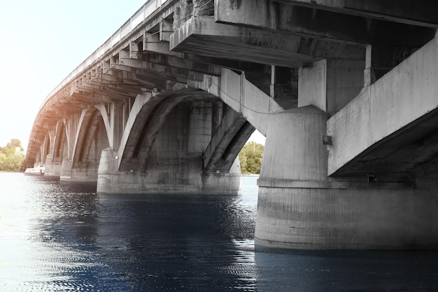 Betonnen brug over de rivier
