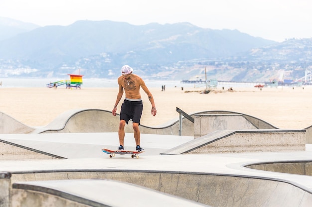 Betonnen hellingen en palmbomen in het populaire Venice Beach-skateboardpark in Los Angeles, Californië