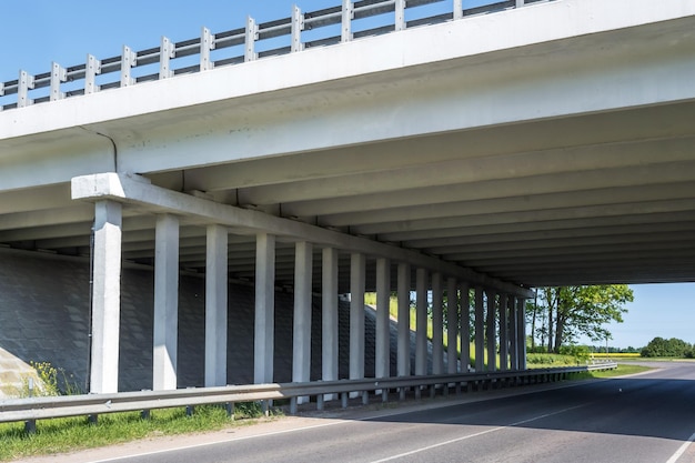 Betonnen kolommen als pijlers van een autobrug