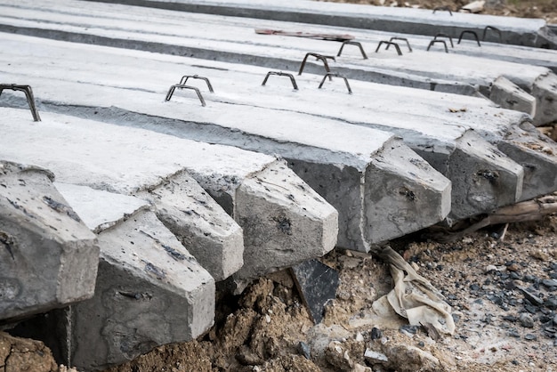 Betonnen palen op de grond voor de fundering van de woningbouw