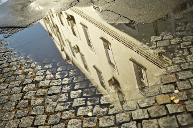 Betonnen straatstenen, gevouwen stapel steen voor het leggen van de baan