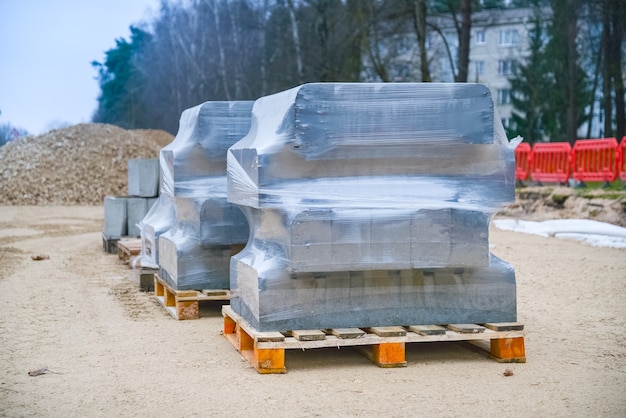 Betonnen trottoirbanden, pakket betonnen trottoirbanden op pallets