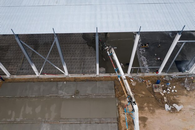 Betonnen vloervulling in een industrieel gebouw