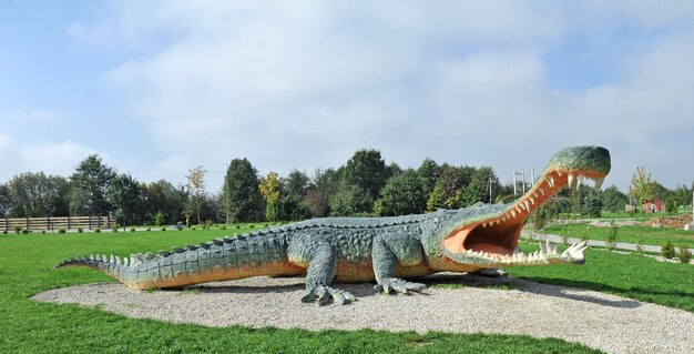 Betonsculptuur van de oude rocodile Sarcosuchus in het Earth History Park