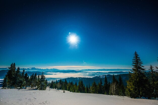 Betoverend landschap van besneeuwde skipiste