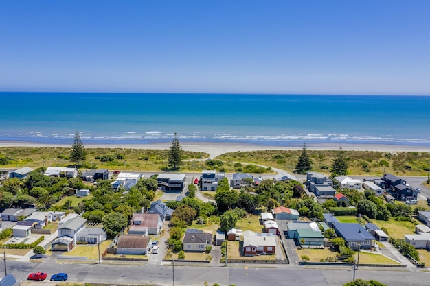 Betoverende luchtfoto van het Otaki-strand in Nieuw-Zeeland