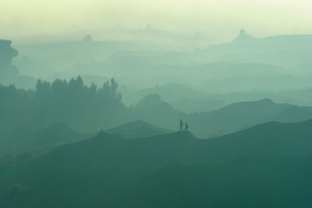 Foto betoverende mening van bromo-landschap in een mooie mistige zonsopgang