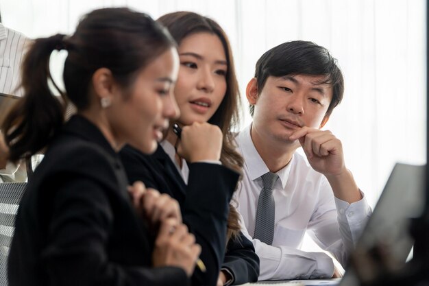 Betrekkende zakenmensen die samen aan een bureau werken als concept van harmonie op kantoor