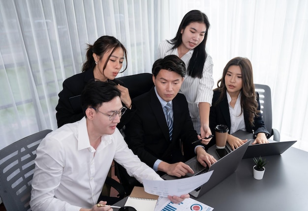 Betrekkende zakenmensen die samen aan een bureau werken als concept van harmonie op kantoor