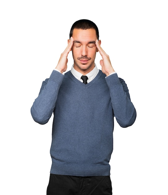 Betrokken jonge man met een gebaar van stress