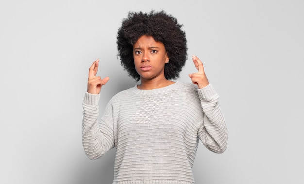 Betrokken jonge mooie zwarte vrouw